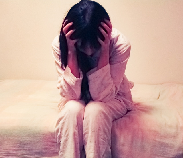 頭痛を感じる女性