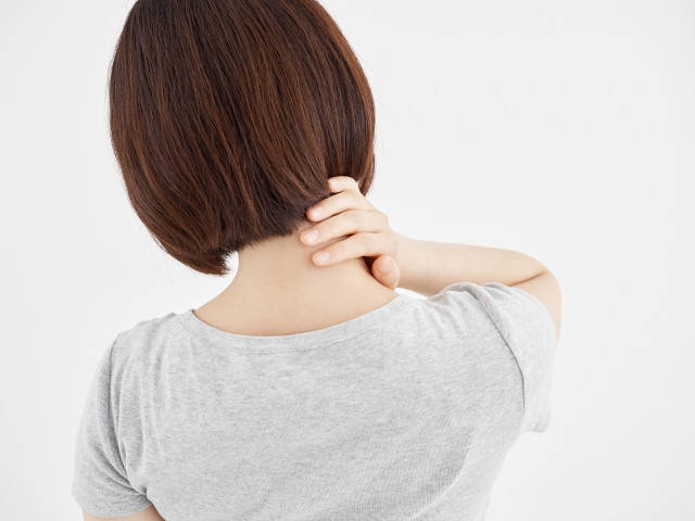 コリに悩む女性の画像