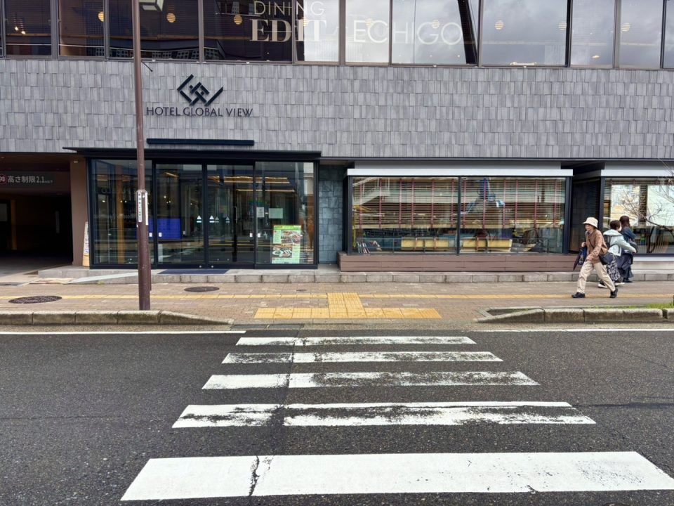 ホテルグローバルビューさんの目の前にある横断歩道を渡たり右折したら、一つ目の角を左折し真っ直ぐ進んで下さい。