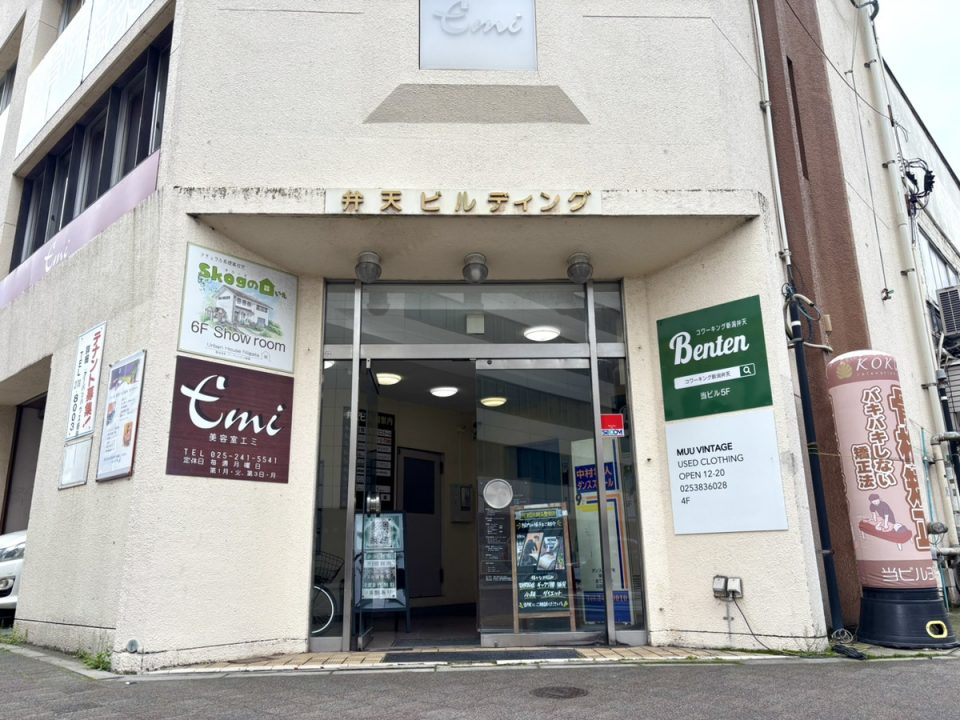 200m程直進すると、信号がある交差点を直進しすぐ正面にある弁天ビルディング3階が当院となります。
